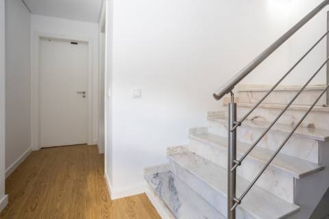 Moradia T2+2 com garagem e jardim, a dois passos do Parque do Serrado | Amora