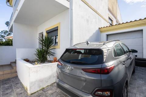 Moradia T2+2 com garagem e jardim, a dois passos do Parque do Serrado | Amora