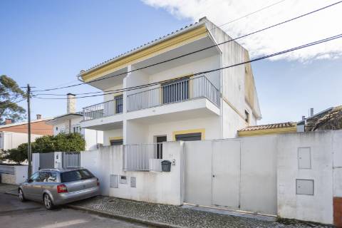 Moradia T2+2 com garagem e jardim, a dois passos do Parque do Serrado | Amora