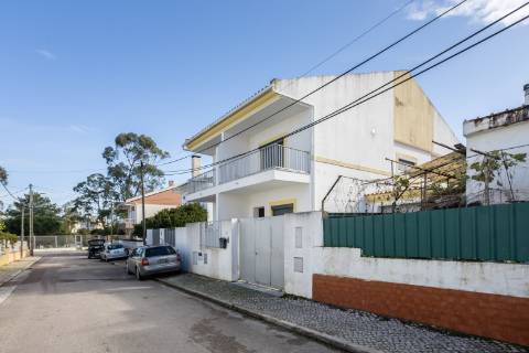 Moradia T2+2 com garagem e jardim, a dois passos do Parque do Serrado | Amora