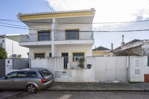 Moradia T2+2 com garagem e jardim, a dois passos do Parque do Serrado | Amora