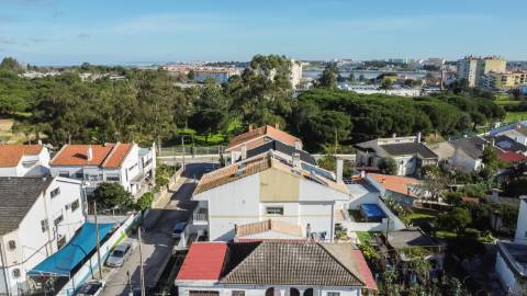 Moradia T2+2 com garagem e jardim, a dois passos do Parque do Serrado | Amora