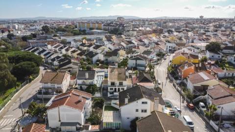 Moradia T2+2 com garagem e jardim, a dois passos do Parque do Serrado | Amora