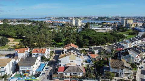 Moradia T2+2 com garagem e jardim, a dois passos do Parque do Serrado | Amora