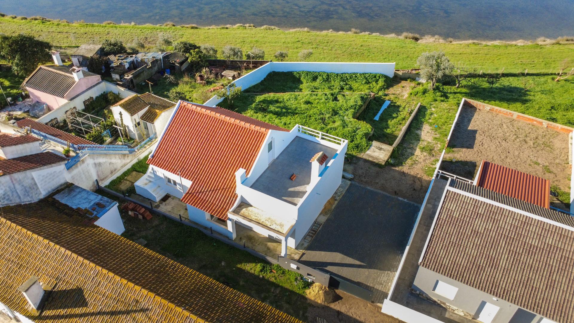 Moradia T3 Remodelada na Gâmbia com sótão e terraço junto ao Estuário do Sado | Setúbal