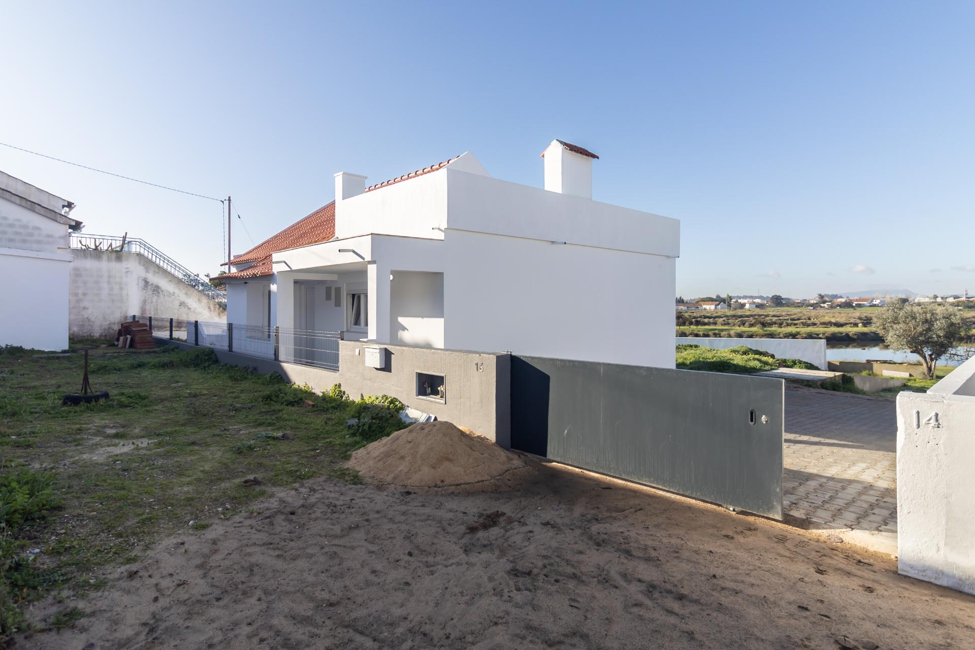 Moradia T3 Remodelada na Gâmbia com sótão e terraço junto ao Estuário do Sado | Setúbal