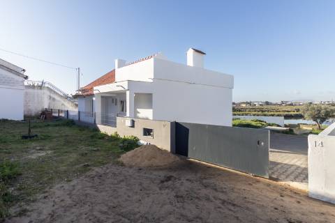 Moradia T3 Remodelada na Gâmbia com sótão e terraço junto ao Estuário do Sado | Setúbal