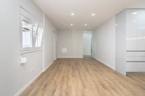 Moradia T3 Remodelada na Gâmbia com sótão e terraço junto ao Estuário do Sado | Setúbal