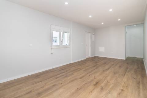 Moradia T3 Remodelada na Gâmbia com sótão e terraço junto ao Estuário do Sado | Setúbal