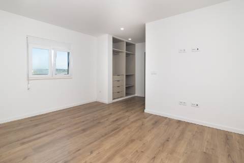 Moradia T3 Remodelada na Gâmbia com sótão e terraço junto ao Estuário do Sado | Setúbal