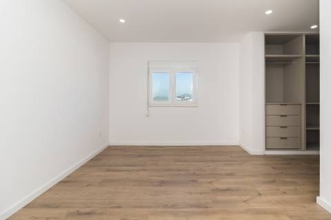 Moradia T3 Remodelada na Gâmbia com sótão e terraço junto ao Estuário do Sado | Setúbal