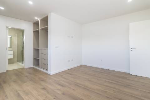 Moradia T3 Remodelada na Gâmbia com sótão e terraço junto ao Estuário do Sado | Setúbal