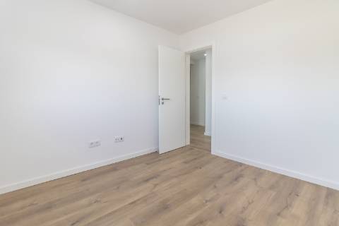 Moradia T3 Remodelada na Gâmbia com sótão e terraço junto ao Estuário do Sado | Setúbal