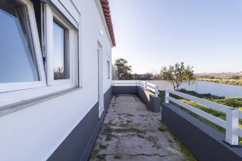 Moradia T3 Remodelada na Gâmbia com sótão e terraço junto ao Estuário do Sado | Setúbal