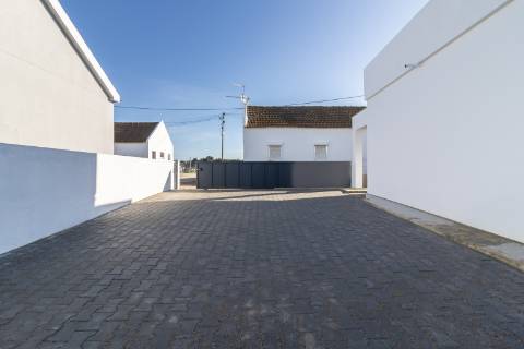 Moradia T3 Remodelada na Gâmbia com sótão e terraço junto ao Estuário do Sado | Setúbal