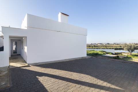 Moradia T3 Remodelada na Gâmbia com sótão e terraço junto ao Estuário do Sado | Setúbal