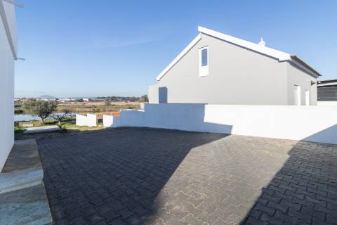 Moradia T3 Remodelada na Gâmbia com sótão e terraço junto ao Estuário do Sado | Setúbal