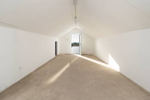 Moradia T3 Remodelada na Gâmbia com sótão e terraço junto ao Estuário do Sado | Setúbal