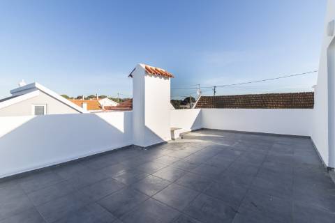 Moradia T3 Remodelada na Gâmbia com sótão e terraço junto ao Estuário do Sado | Setúbal