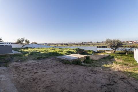 Moradia T3 Remodelada na Gâmbia com sótão e terraço junto ao Estuário do Sado | Setúbal