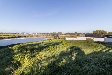 Moradia T3 Remodelada na Gâmbia com sótão e terraço junto ao Estuário do Sado | Setúbal