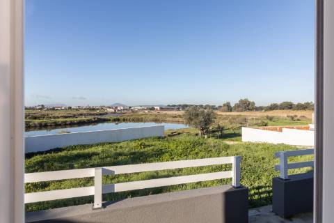 Moradia T3 Remodelada na Gâmbia com sótão e terraço junto ao Estuário do Sado | Setúbal