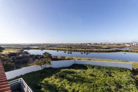 Moradia T3 Remodelada na Gâmbia com sótão e terraço junto ao Estuário do Sado | Setúbal