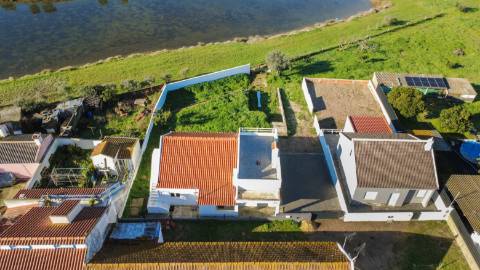 Moradia T3 Remodelada na Gâmbia com sótão e terraço junto ao Estuário do Sado | Setúbal