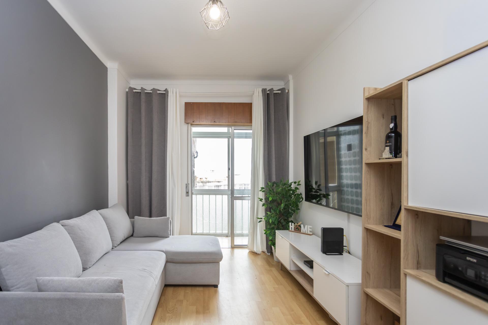 Apartamento T2 Rua Abel Salazar com 4 marquises - Hospital | Setúbal