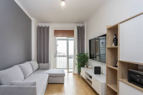 Apartamento T2 Rua Abel Salazar com 4 marquises - Hospital | Setúbal