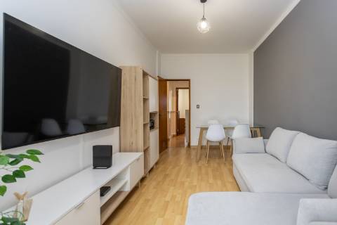 Apartamento T2 Rua Abel Salazar com 4 marquises - Hospital | Setúbal