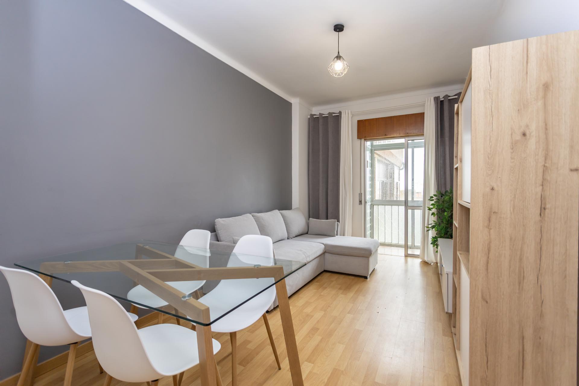 Apartamento T2 Rua Abel Salazar com 4 marquises - Hospital | Setúbal