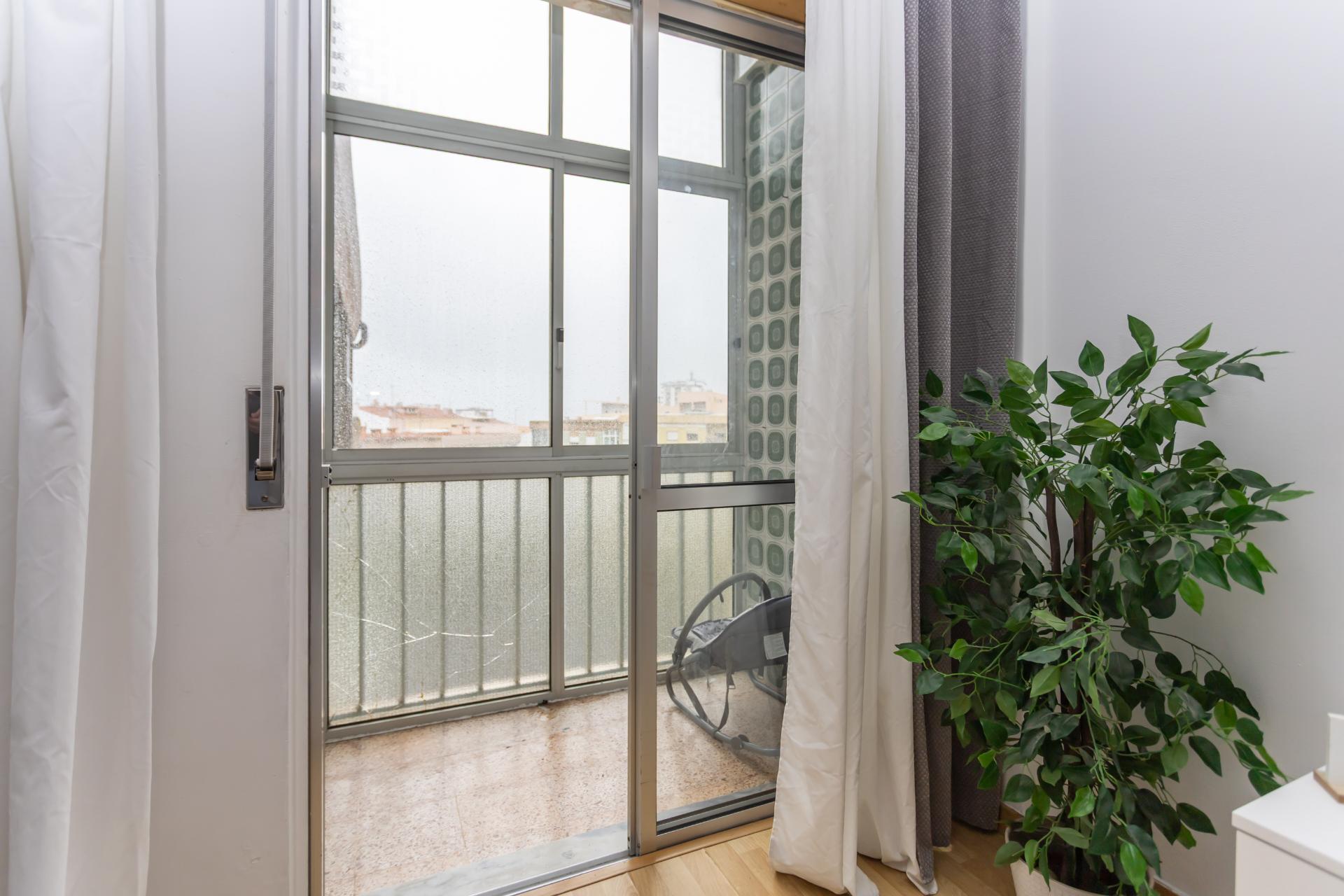 Apartamento T2 Rua Abel Salazar com 4 marquises - Hospital | Setúbal