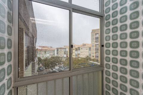 Apartamento T2 Rua Abel Salazar com 4 marquises - Hospital | Setúbal