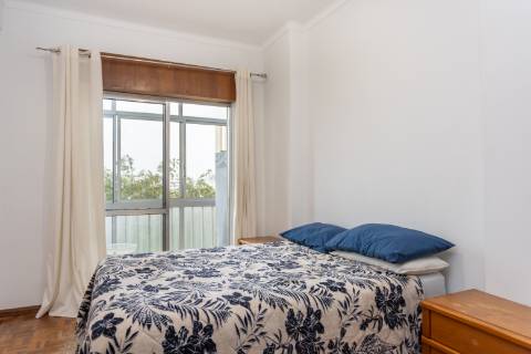 Apartamento T2 Rua Abel Salazar com 4 marquises - Hospital | Setúbal