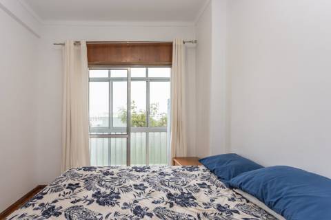 Apartamento T2 Rua Abel Salazar com 4 marquises - Hospital | Setúbal