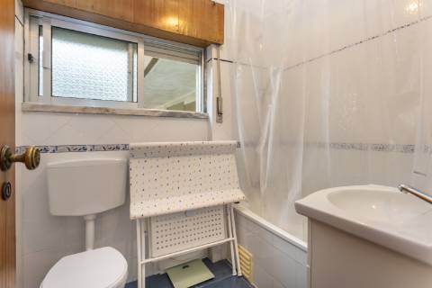 Apartamento T2 Rua Abel Salazar com 4 marquises - Hospital | Setúbal