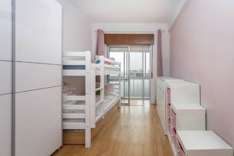 Apartamento T2 Rua Abel Salazar com 4 marquises - Hospital | Setúbal