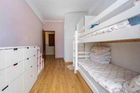 Apartamento T2 Rua Abel Salazar com 4 marquises - Hospital | Setúbal