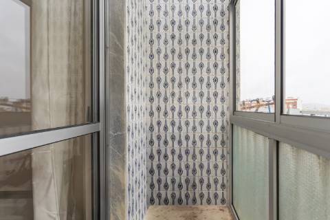 Apartamento T2 Rua Abel Salazar com 4 marquises - Hospital | Setúbal