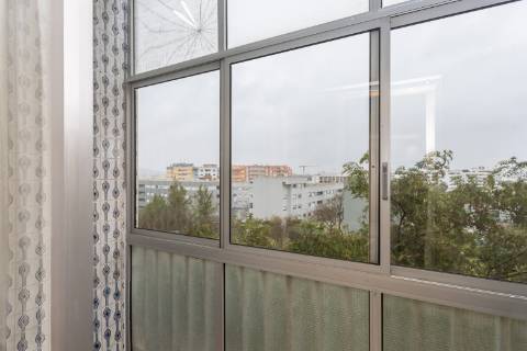 Apartamento T2 Rua Abel Salazar com 4 marquises - Hospital | Setúbal