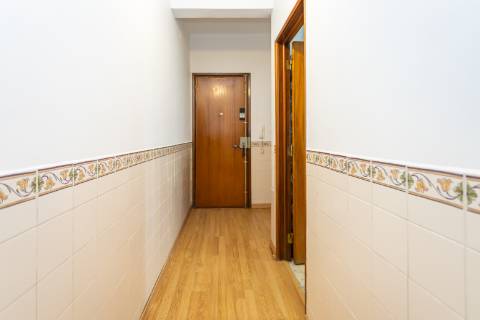 Apartamento T2 Rua Abel Salazar com 4 marquises - Hospital | Setúbal