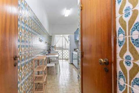 Apartamento T2 Rua Abel Salazar com 4 marquises - Hospital | Setúbal