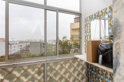 Apartamento T2 Rua Abel Salazar com 4 marquises - Hospital | Setúbal