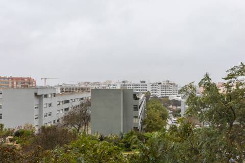 Apartamento T2 Rua Abel Salazar com 4 marquises - Hospital | Setúbal