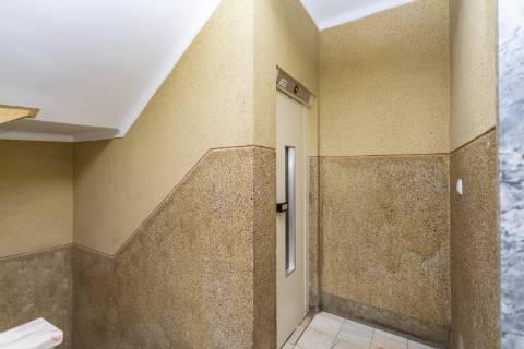 Apartamento T2 Rua Abel Salazar com 4 marquises - Hospital | Setúbal