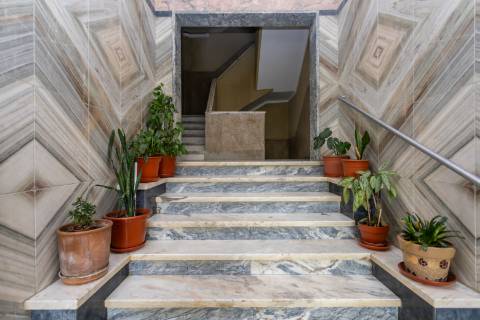 Apartamento T2 Rua Abel Salazar com 4 marquises - Hospital | Setúbal