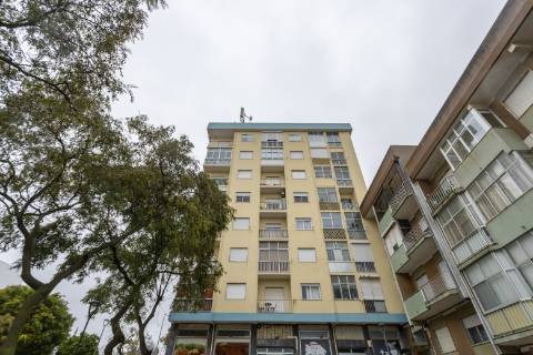 Apartamento T2 Rua Abel Salazar com 4 marquises - Hospital | Setúbal