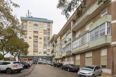 Apartamento T2 Rua Abel Salazar com 4 marquises - Hospital | Setúbal