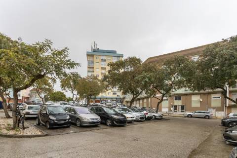 Apartamento T2 Rua Abel Salazar com 4 marquises - Hospital | Setúbal